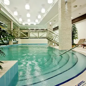 Earth & People & - Free Parking Hotel